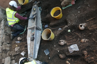 Tìm thấy hàng trăm bộ xương thời trung cổ dưới nền cửa hàng bách hóa cũ