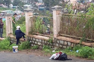 Đi tập thể dục, phát hiện thi thể cháy đen bên bụi cây