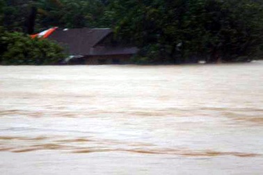 Bão qua, lũ bủa vây Huế và Đà Nẵng