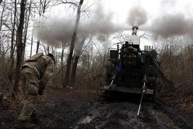 Nga chuyển từ tấn công thẩm thấu sang ồ ạt, Ukraine căng mình chống đỡ