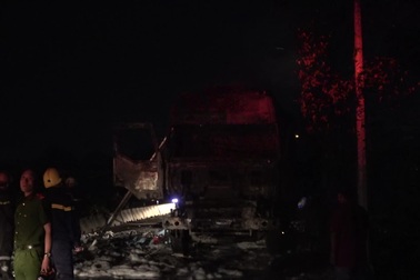 Xe tải chở vải vụn cháy dữ dội "sát nách" trụ sở Cảnh sát PCCC