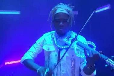 Nghệ sĩ vĩ cầm mở đầu đêm diễn