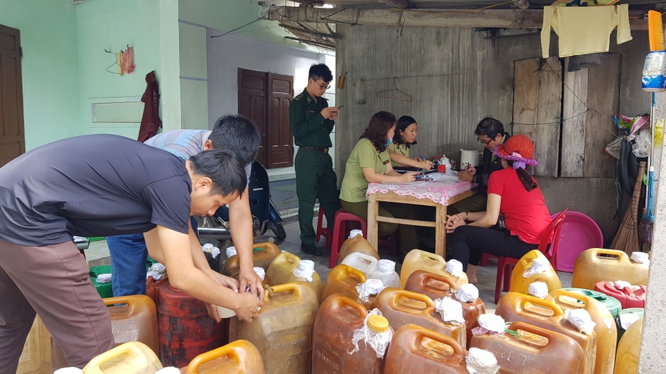 Phú Yên: Bắt giữ gần 1.000 lít nghi dầu DO không rõ nguồn gốc - 1 Phú Yên: Bắt giữ gần 1.000 lít nghi dầu DO không rõ nguồn gốc - 1
