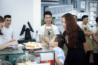 Vân Hugo đưa con trai đi tiệc