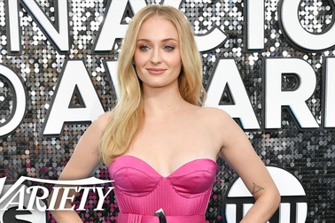Sophie Turner diện váy gợi cảm