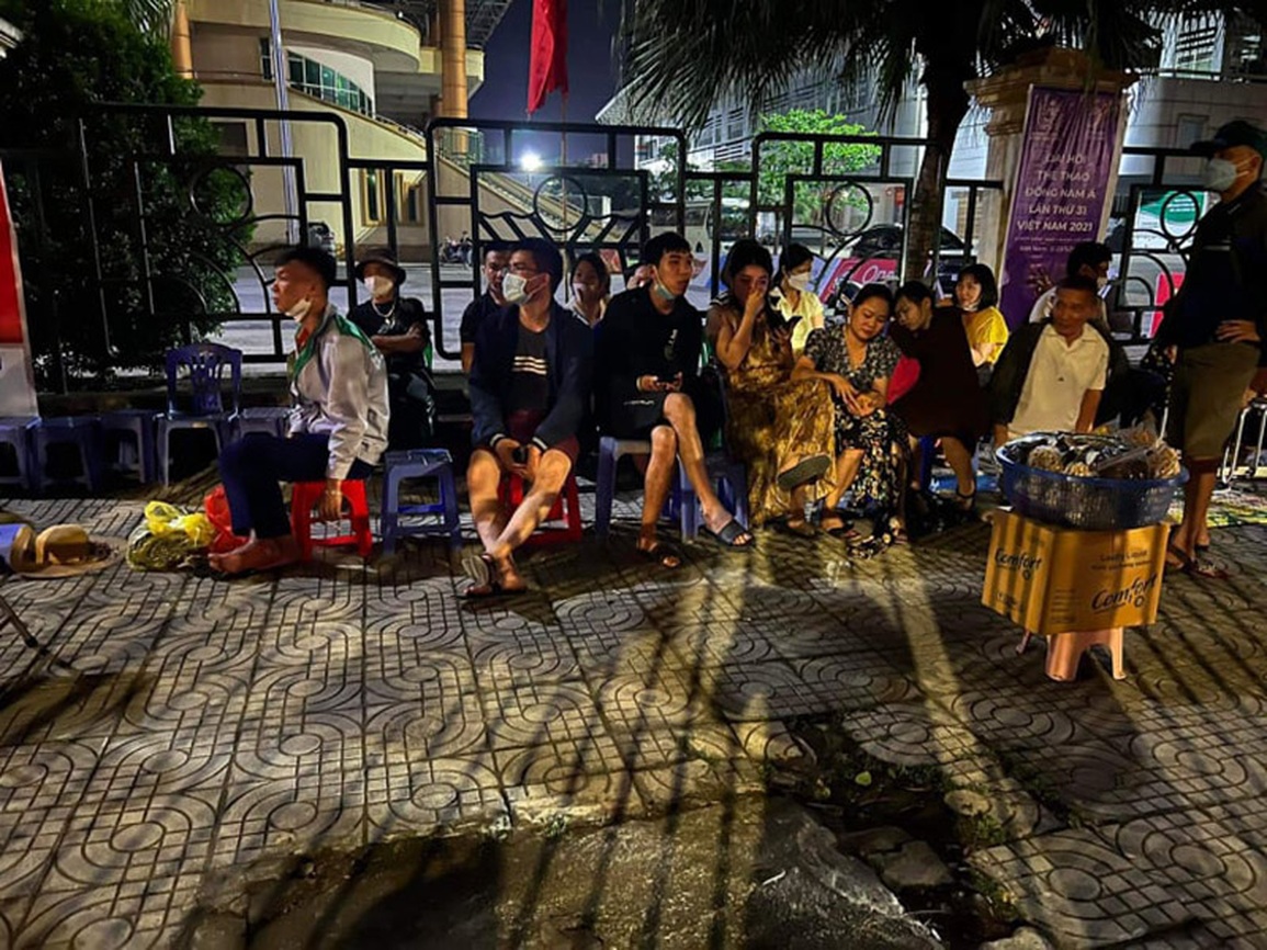 Cổ động viên mang chăn ngủ qua đêm, chờ mua vé xem U23 Việt Nam - 2 Cổ động viên mang chăn ngủ qua đêm, chờ mua vé xem U23 Việt Nam - 2