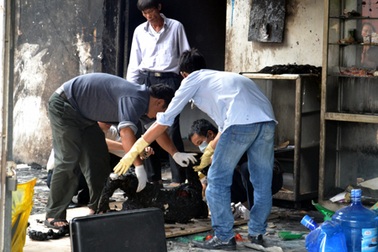 Hà Nội: Kinh hoàng vụ người đàn ông đổ xăng tự thiêu