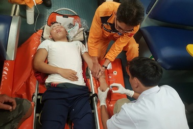 Vượt 300 hải lý, cấp cứu khẩn cấp ngư dân bị hôn mê do chấn thương ở đầu