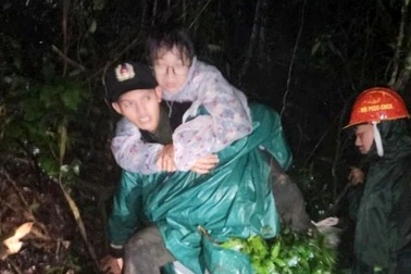 Giải cứu nhóm du khách đi lạc, đói lả trong rừng già ở Lâm Đồng