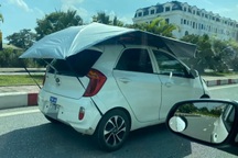 Trùm bạt che nắng cho xe khi ra đường, tài xế bị cộng đồng mạng nhắc nhở