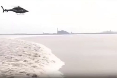 Biển người đổ xô xem thủy triều lớn nhất thế giới