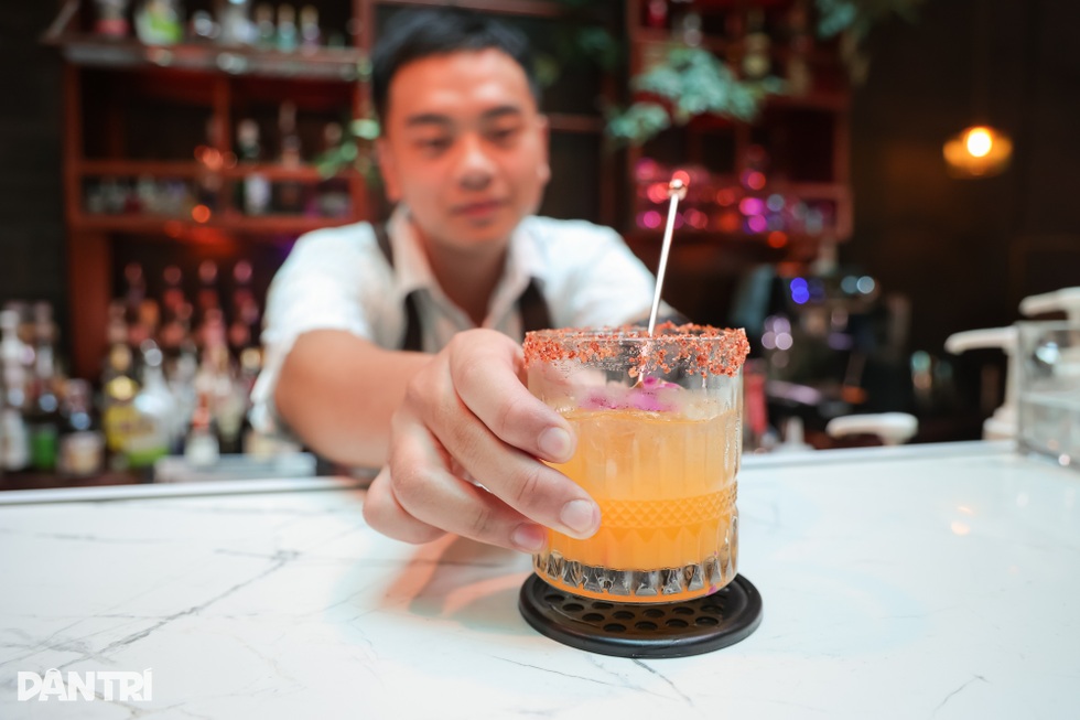 المقهى يشبه غابة صغيرة في وسط هانوي، وطاولة الشرب عبارة عن حوض سمك - 5 Quán cà phê như khu rừng nhỏ giữa phố Hà Nội, bàn uống nước là bể cá - 5