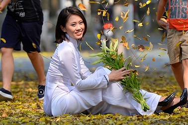 Thiếu nữ thả dáng cuốn hút trên thảm lá vàng ươm