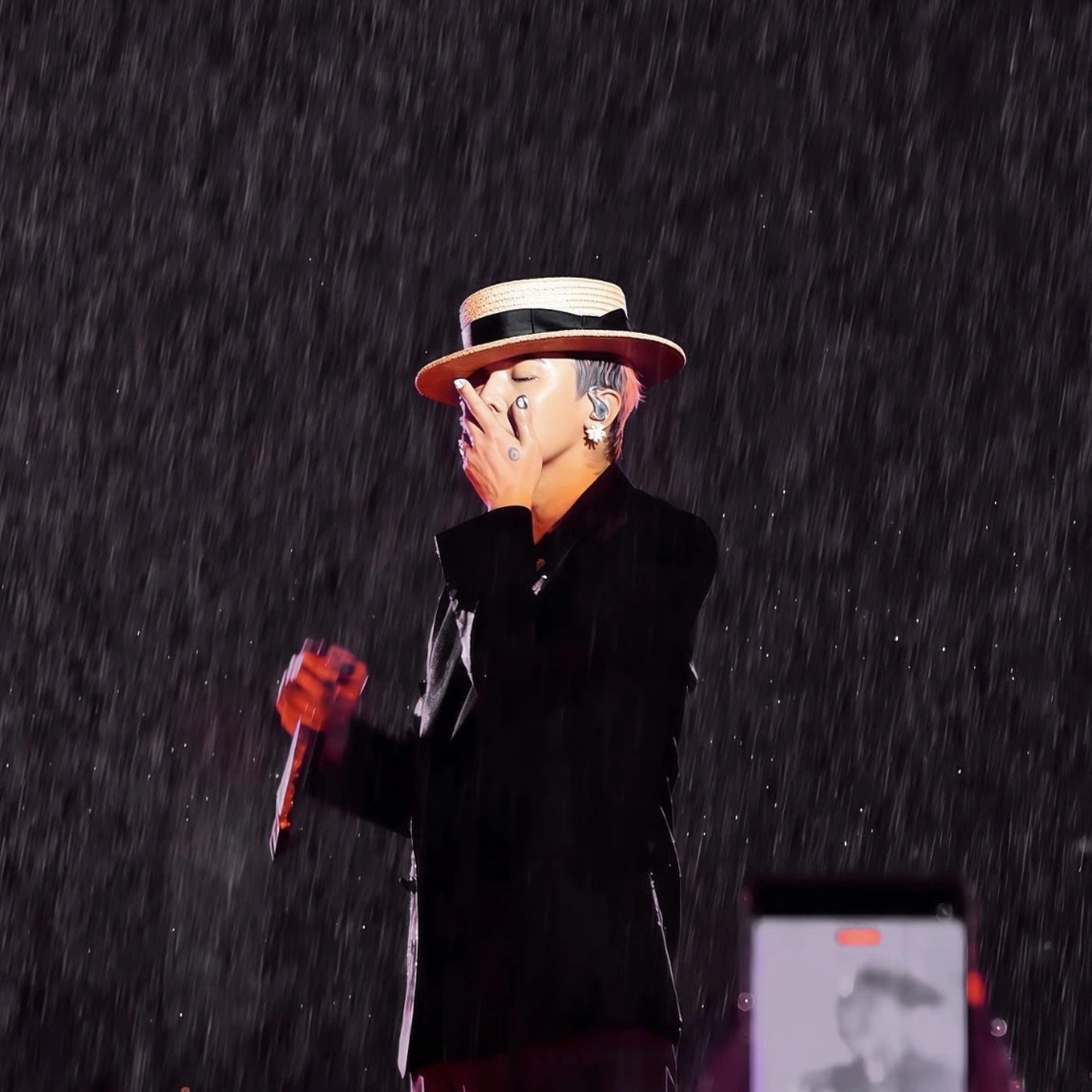Biểu diễn tại Việt Nam, G-Dragon gây sốt khi đeo trang sức hơn 10 tỷ đồng - 13 Biểu diễn tại Việt Nam, G-Dragon gây sốt khi đeo trang sức hơn 10 tỷ đồng - 13