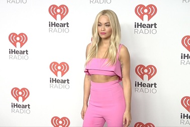 Rita Ora quyến rũ với set đồ màu hồng