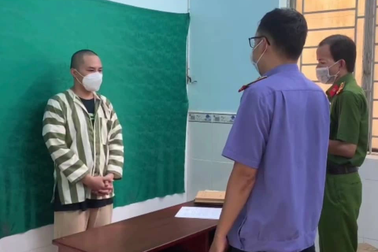 Diễn viên hài Hữu Tín nhai nuốt nửa viên thuốc lắc