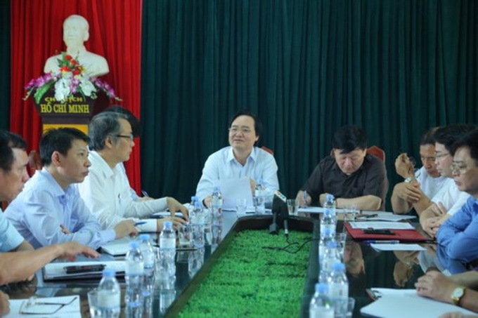 Chủ tịch tỉnh Hưng Yên tuyên bố sẽ cách chức toàn bộ Ban giám hiệu vụ nữ sinh bị lột đồ, đánh hội đồng - Ảnh 1. Chủ tịch tỉnh Hưng Yên tuyên bố sẽ cách chức toàn bộ Ban giám hiệu vụ nữ sinh bị lột đồ, đánh hội đồng - Ảnh 1.
