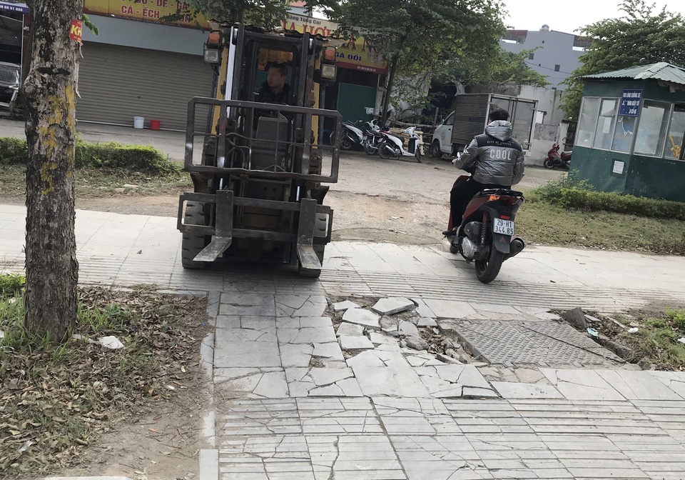 Cận cảnh vỉa hè lát đá bền trăm năm ở Hà Nội vỡ vụn, bong tróc - 2 Cận cảnh vỉa hè lát đá bền trăm năm ở Hà Nội vỡ vụn, bong tróc - 2