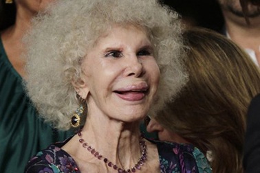 Xôn xao chuyện nữ công tước 85 tuổi lấy chồng kém 25 tuổi