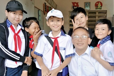 Thầy giáo thể dục tự nguyện trích tiền của mình giúp học sinh khó khăn