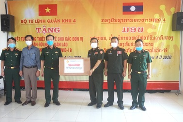 Quân khu 4 tặng vật phẩm y tế hỗ trợ quân đội Lào phòng chống dịch Covid-19