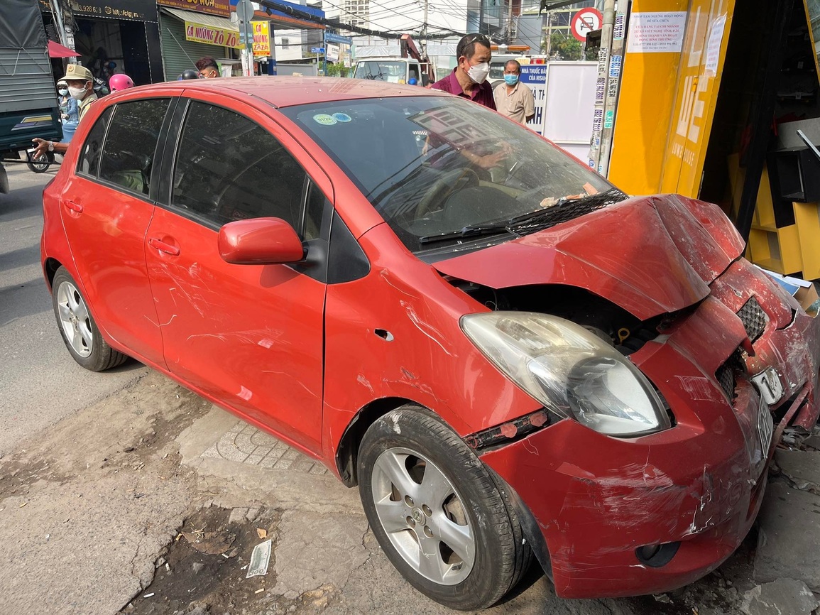 Nữ tài xế lái ô tô tông 2 xe máy rồi chui tọt vào nhà dân - 2 Nữ tài xế lái ô tô tông 2 xe máy rồi chui tọt vào nhà dân - 2