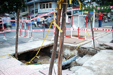 “Hố tử thần” tiếp tục xuất hiện trên vỉa hè đường Hoàng Sa