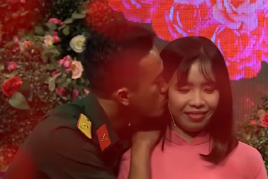 Thầm yêu anh bộ đội, cô giáo được ghép cặp với chàng trai áo lính