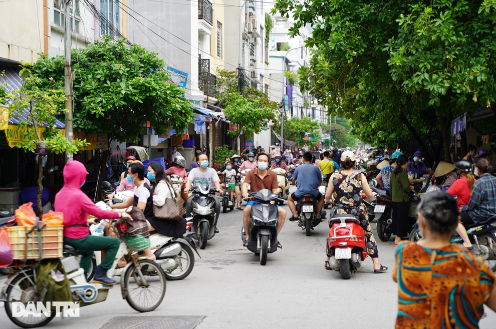 Hình ảnh tại các chợ, siêu thị Hà Nội ngày đầu giãn cách theo Chỉ thị 16 - 1 Hình ảnh tại các chợ, siêu thị Hà Nội ngày đầu giãn cách theo Chỉ thị 16 - 1