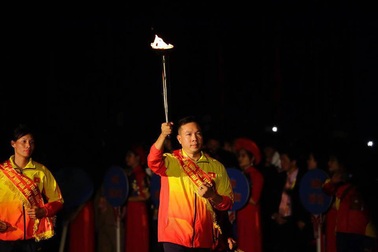 Xạ thủ Hoàng Xuân Vinh rước đuốc tại lễ khai mạc Đại hội TDTT toàn quốc 2018