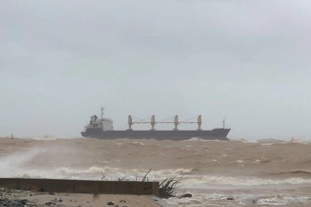 Tàu chở hàng nước ngoài mắc cạn, 20 thuyền viên qua đêm trên tàu - 1 Tàu chở hàng nước ngoài mắc cạn, 20 thuyền viên qua đêm trên tàu - 1