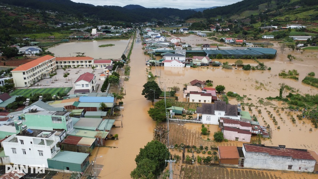Lũ cuồn cuộn đổ về gây ngập nhà cửa, vườn tược ở Lâm Đồng - 2 Lũ cuồn cuộn đổ về gây ngập nhà cửa, vườn tược ở Lâm Đồng - 2