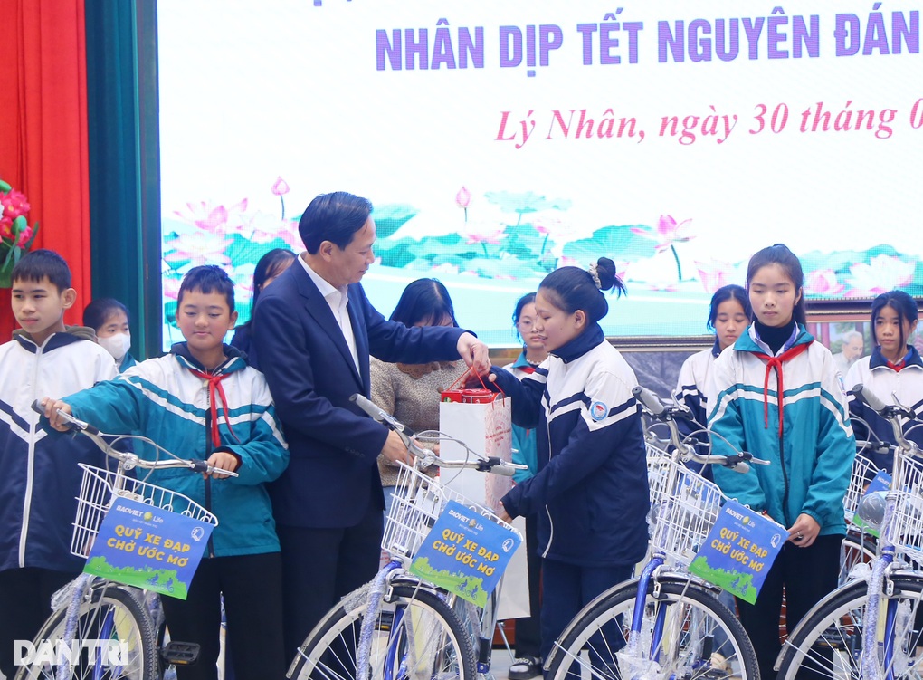 Nhớ kỷ niệm gian khó, Bộ trưởng mang theo nỗi niềm đau đáu về quê hương - 4 Nhớ kỷ niệm gian khó, Bộ trưởng mang theo nỗi niềm đau đáu về quê hương - 4