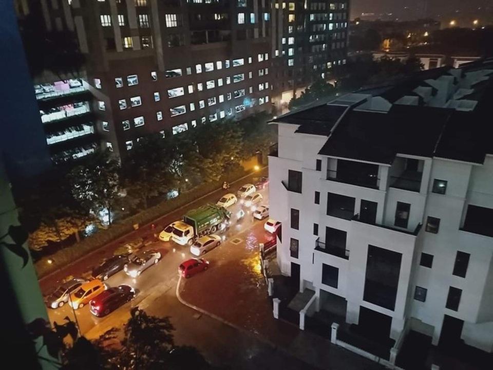 Đỗ xe bát nháo, hàng loạt ô tô bị dán kín giấy: Phẫn nộ hay đáng trách? - 2 Đỗ xe bát nháo, hàng loạt ô tô bị dán kín giấy: Phẫn nộ hay đáng trách? - 2