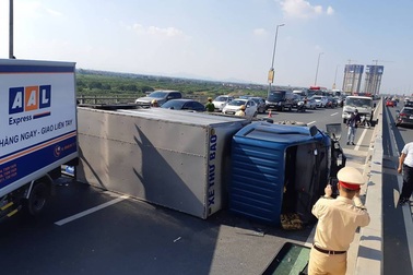 Hà Nội: Xe tải lật ngửa chắn ngang cầu Nhật Tân