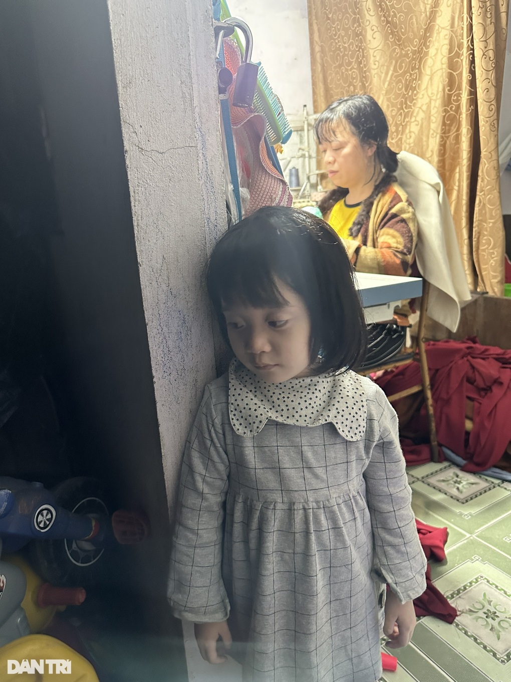 Người mẹ khuyết tật còm cõi may vá kiếm 50 nghìn mỗi ngày nuôi con - 2 Người mẹ khuyết tật còm cõi may vá kiếm 50 nghìn mỗi ngày nuôi con - 2