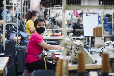 Lao động nữ sinh năm 1971, đóng bảo hiểm 21 năm, bao giờ được nghỉ hưu?