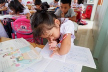 Nghị lực của cô học trò lớp 3 viết chữ bằng cùi tay