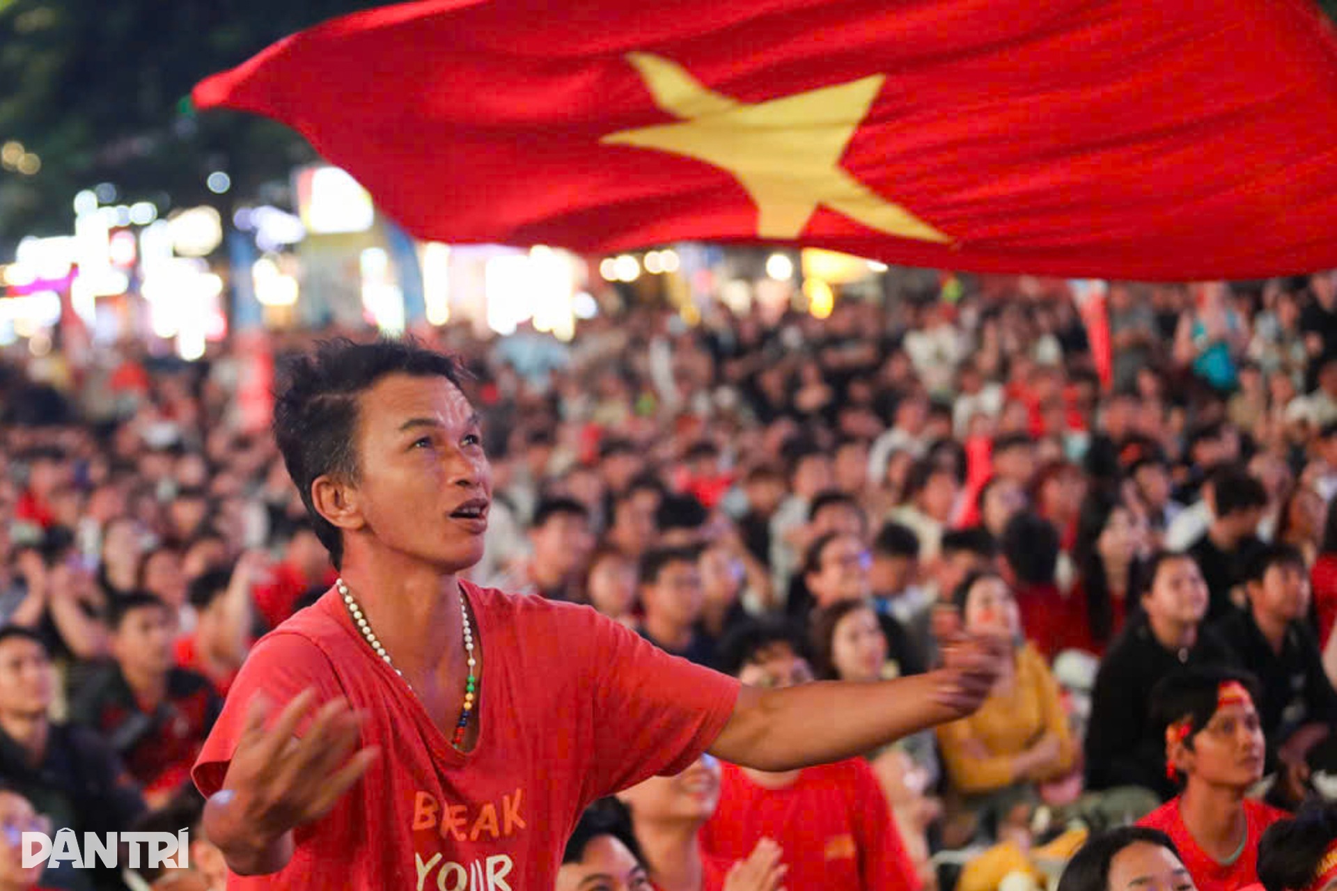 Phố đi bộ Nguyễn Huệ vỡ òa khi Xuân Son mở tỷ số cho Việt Nam - 16