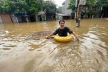 TP Lào Cai nước ngập ngang bụng, người dân bơi phao trên phố