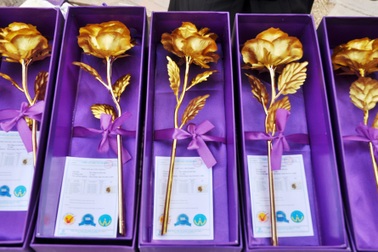 Hoa hồng dát vàng giá 60 nghìn đồng bán nhiều trên vỉa hè Hà Nội