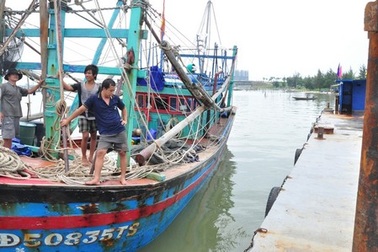 Nhiều tàu cá miền Trung gặp nạn trên biển