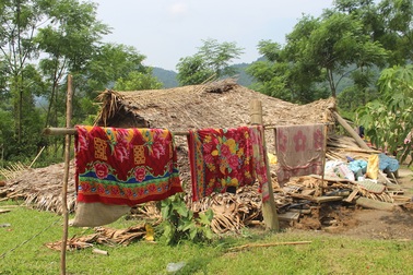 Lốc xoáy làm sập nhà, cháu bé 5 tuổi nhập viện