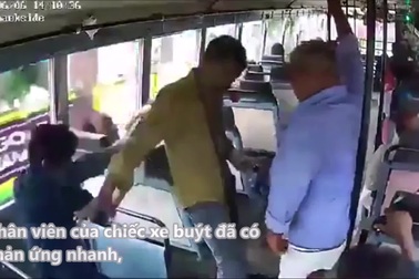 Nhân viên soát vé phản xạ nhanh, cứu hành khách khỏi tai nạn nguy hiểm