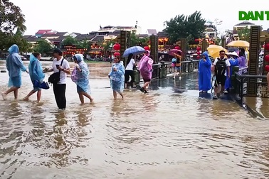 Du khách check-in mùa nước lụt ở phố cổ Hội An