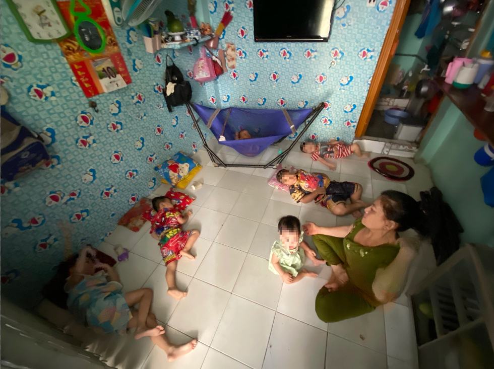 Thất nghiệp, công nhân thuê phòng trọ mở nhà trẻ, 6 bé chung 1 cái quạt - 1 Thất nghiệp, công nhân thuê phòng trọ mở nhà trẻ, 6 bé chung 1 cái quạt - 1