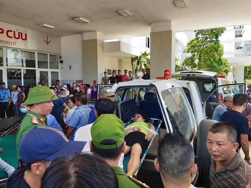 Những hình ảnh từ hiện trường vụ lật xe khách thảm khốc tại Quảng Bình - 8 Những hình ảnh từ hiện trường vụ lật xe khách thảm khốc tại Quảng Bình - 8