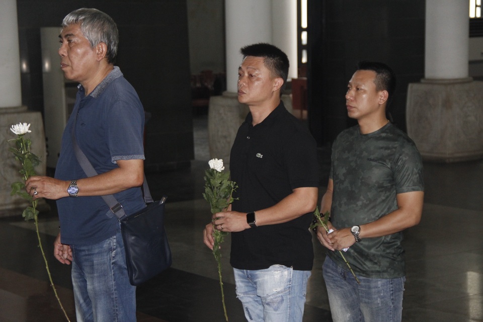 Ngập tràn nước mắt và hoa trắng trong đám tang MC Diệu Linh - 3 Ngập tràn nước mắt và hoa trắng trong đám tang MC Diệu Linh - 3