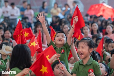 Học sinh Hà Nội rạng rỡ trong lễ khai giảng, hân hoan đón chào năm học mới