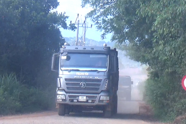 Phó chủ tịch tỉnh Đắk Nông: “Đường cấm tải trên 10 tấn sao xe hàng chục tấn ngang nhiên chạy?”